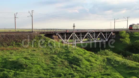 火车在日落时分通过铁路大桥视频的预览图