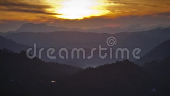 日出在群山的轮廓上的时间推移安德列夫视频的预览图