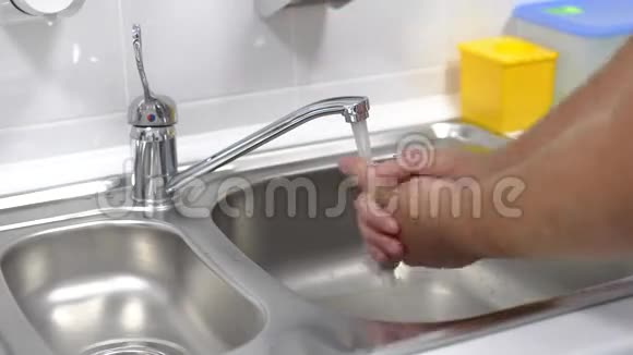 医生在洗手医疗卫生护理理念4K视频的预览图