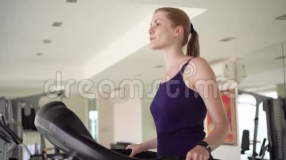 漂亮的年轻女子在健身房里跑步锻炼视频的预览图