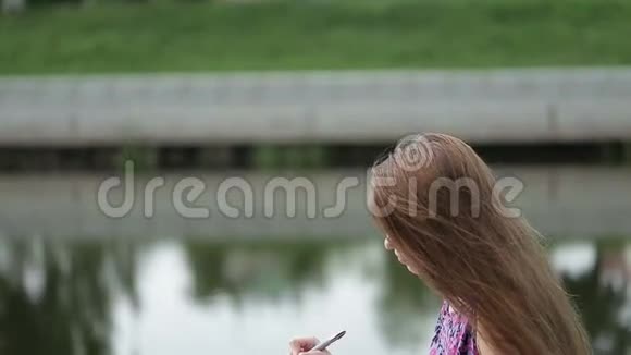 河边写的小女孩视频的预览图
