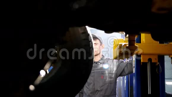 车库汽车服务中的机械升降机SUV车轮视频的预览图