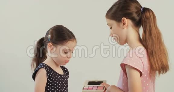 小女孩帮她妹妹化妆视频的预览图