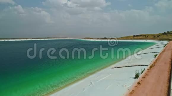 以色列北部一个大型水库的空中镜头视频的预览图