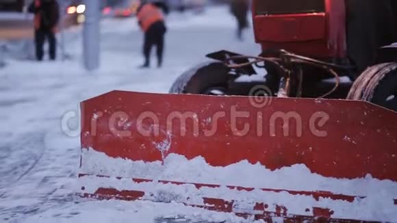 清扫车耕雪到街边下雪后清理路边视频的预览图