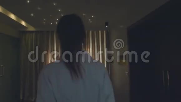 女人打开窗户上的窗帘视频的预览图