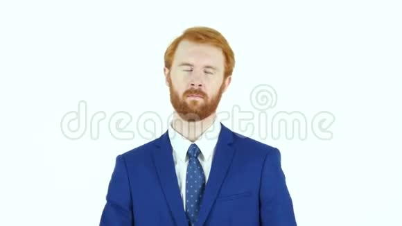 疲倦的红发胡子商人白色背景颈部疼痛视频的预览图