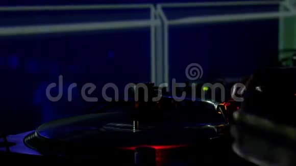 在DJA的调音台和DJ把他的音乐混合在一个俱乐部中的特写镜头视频的预览图