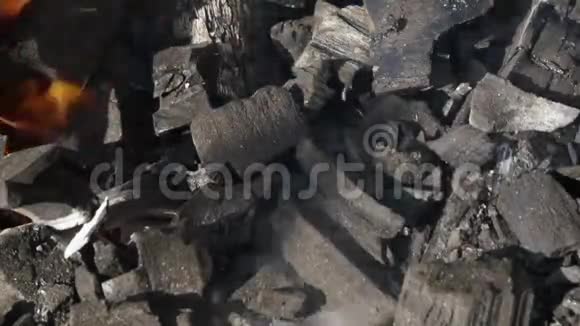 煤柱上燃烧着视频的预览图