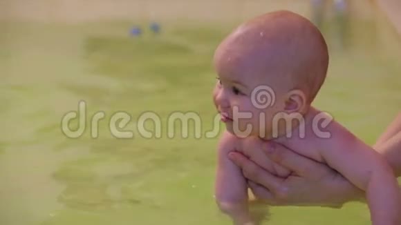 慢动作水中的婴儿视频的预览图