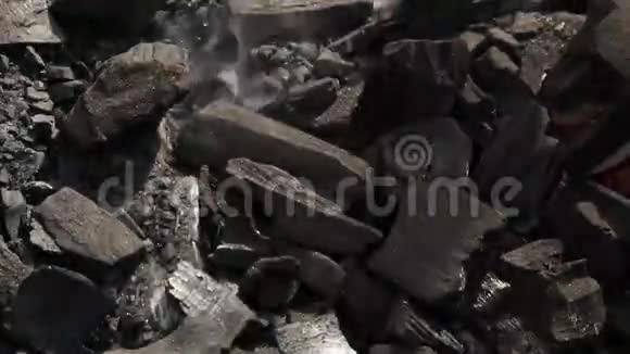 煤柱上燃烧着视频的预览图