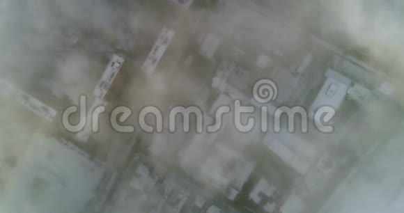 空中基辅令人惊叹的飞越雾云在城市上空视频的预览图