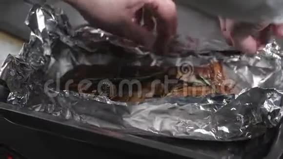 一堆羊肉在煎锅里用火煮专业厨师在商业厨房烹饪人煎锅里的食物视频的预览图