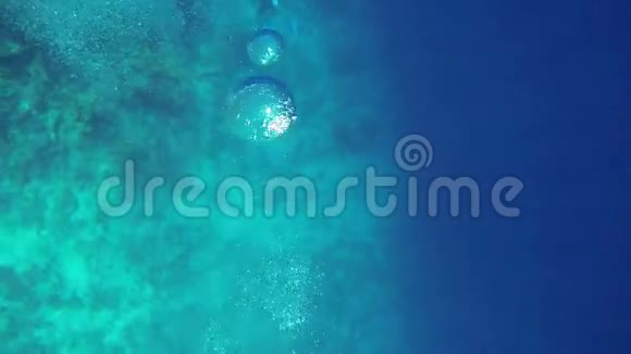 潜水者在海水深处流动着巨大的气泡视频的预览图