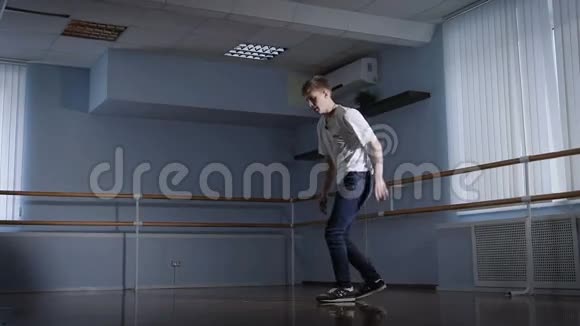专业人士打破大厅里的舞者训练他从事困难的工作为职业做准备视频的预览图
