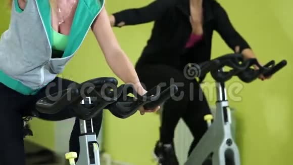 在健身中心进行有氧运动的女性近距离拍摄视频的预览图