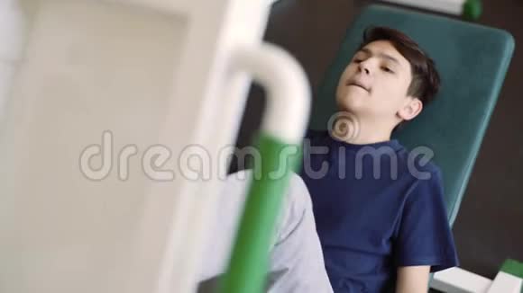 一个有听力障碍的15岁男孩在健身房训练助听器里的人在健身房视频的预览图