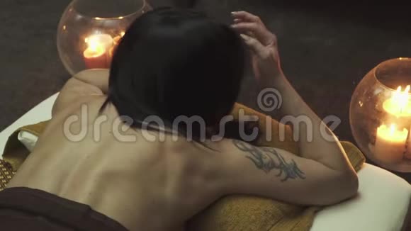 美丽的女人躺在温泉按摩床上视频的预览图