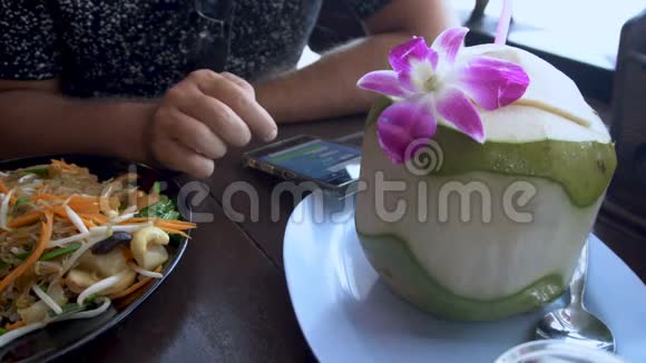 亚洲餐厅男子电话短信视频的预览图
