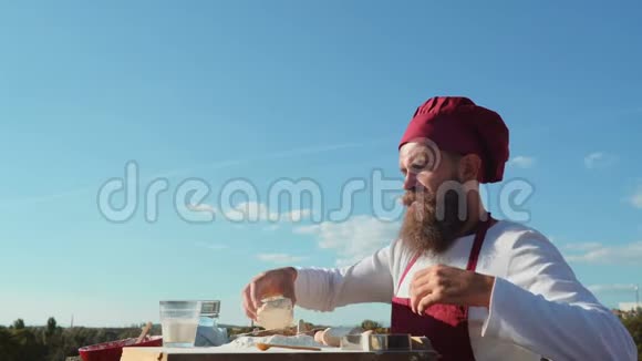 有胡子的面包师在外面做面包生态面包店面包师烤新鲜面包视频的预览图