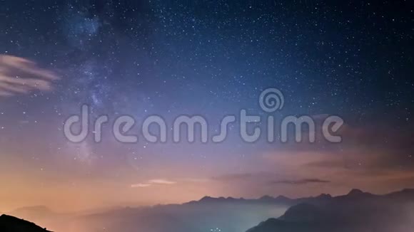 随着时间的推移银河和星空随着雾和湿气在意大利阿尔卑斯山上移动产生了梦幻般的效果视频的预览图