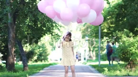 小女孩手里拿着气球的肖像无忧无虑快乐的户外儿童视频的预览图