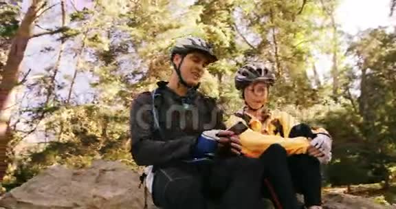 山地自行车夫妇自拍视频的预览图