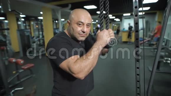 健身俱乐部里一个强壮的肌肉男的特写镜头视频的预览图