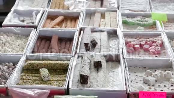 夏天一个戴眼镜的女人在土耳其市场买东方糖果视频的预览图