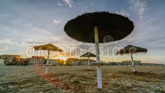马尔瓦罗萨海滩上五彩缤纷的日落西班牙巴伦西亚视频的预览图