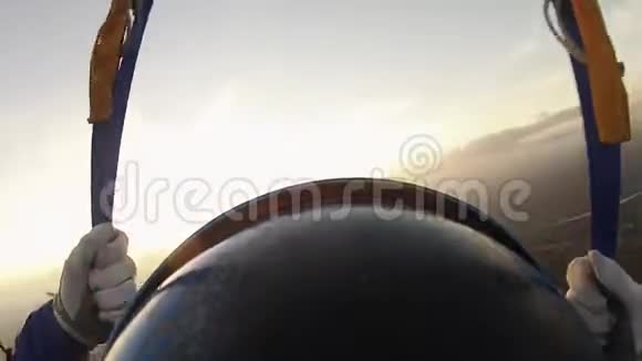 跳伞员在绿色的田野上跳伞极端活动肾上腺素视频的预览图