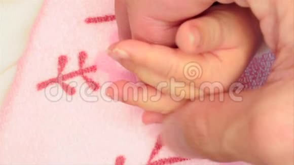新父亲第一次握住新生婴儿手家长牵着新生儿的手手拉手父母视频的预览图