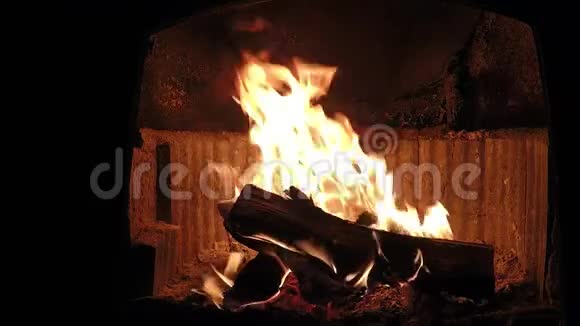 平静美丽的壁炉火焰慢动作特写视频的预览图