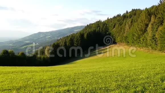 奥地利阿尔卑斯山壮丽的山景草地上绿草如茵视频的预览图