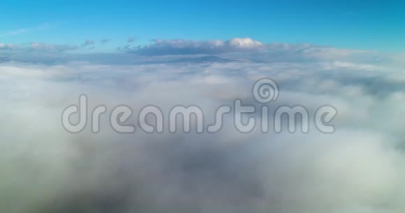 空中基辅令人惊叹的飞越雾云在城市上空视频的预览图