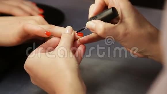 女性美甲指甲波兰视频的预览图