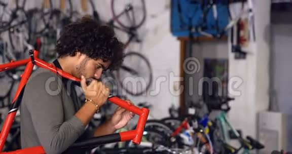 汽车修理工在车间里骑自行车的画像视频的预览图