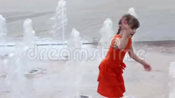 夏日小镇上溜冰鞋上的快乐女孩玩喷泉视频的预览图