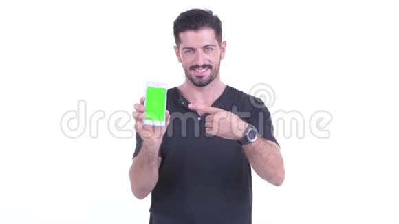 快乐的年轻英俊的胡须男带着电话竖起大拇指视频的预览图