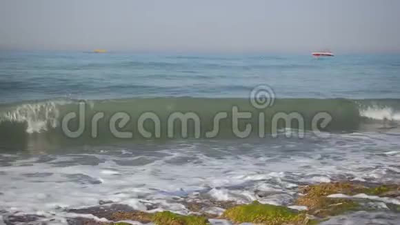 海滩附近溅起碧波的美丽景色视频的预览图