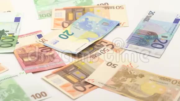 4K多利的欧元滑射正在下降不同价值的钞票视频的预览图