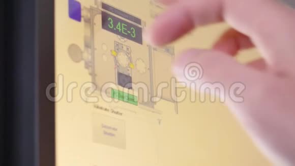 手按屏幕数字手触摸屏使用数码平板电脑视频的预览图