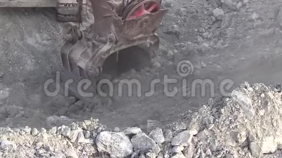 挖掘机桶装矿石视频的预览图