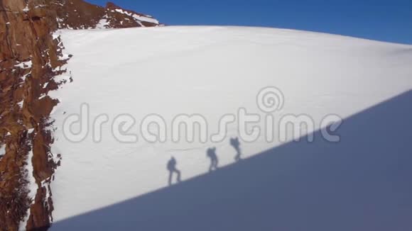 带背包的徒步旅行者的剪影在山上徒步旅行的剪影组影子登山者视频的预览图
