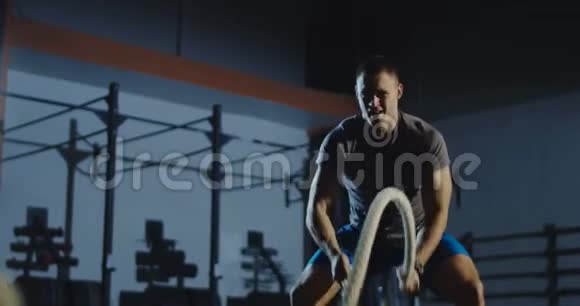 运动员在健身房用绳子锻炼视频的预览图