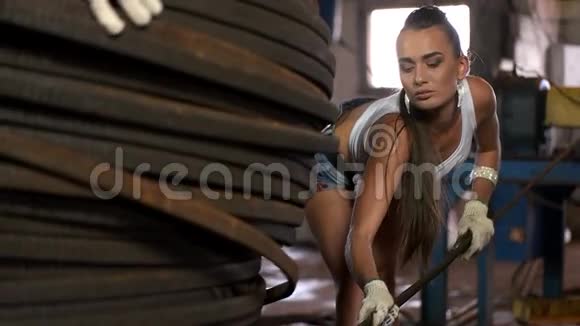 年轻漂亮的女孩在工厂慢动作视频的预览图