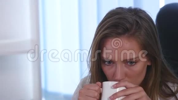 商务年轻女性饮料享受咖啡茶咖啡休息关门视频的预览图