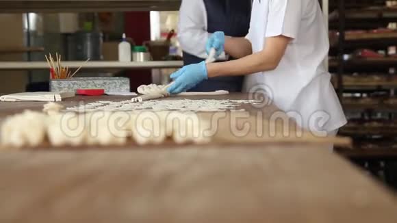 面包师为面包准备装饰元素视频的预览图