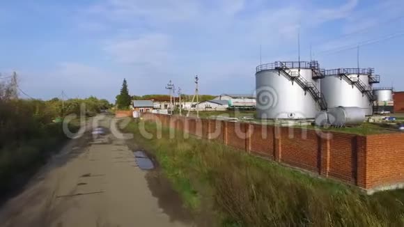 高空俯视储油罐库存大型油罐的俯视图视频的预览图