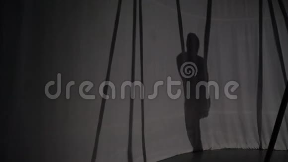 女孩的影子站在吊床上视频的预览图
